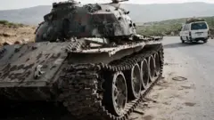 የኤርትራ ሠራዊት ነው የተባለ የወደመ ታንክ።
