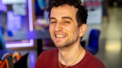 رنه می‌گوید خوشحال است که حالا از او عکس بگیرند چون «حکومت ترس و هراس برچیده شده است»