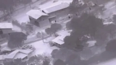 Una imagen de dron con unas cabañas