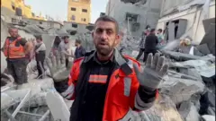 أحد عمال الإنقاذ