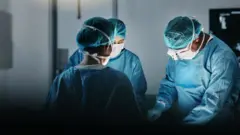 डाक्टरहरूले शल्यक्रिया गर्दै गरेको प्रतीकात्मक तस्बिर