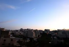 Rastros de mísseis lançados do Iêmen contra Israel, avistados no céu sobre Hebron, Cisjordânia
