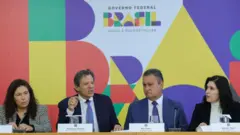 Os ministros, Esther Dweck (Gestão), Fernando Haddad (Fazenda), Rui Costa (Casa Civil), Simone Tebet (Planejamento), durante coletiva para explicar o pacotebet365 bonus inicialcorte gastos do governo