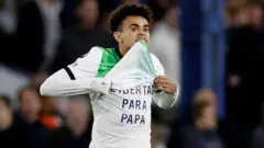 ሉዊስ ዲያዝ ካናቴራው ላይ "ነፃነት ለአባቴ" የሚል መልዕክት አድርጎ 