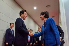 이재명 대통령과 악수하는 다카이치 사나에 일본 총리 