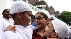 रमजान महिना संपल्यावर ईद-उल-फित्र हा सण साजरा केला जातो. एकेमेकांना भेटून शुभेच्छा दिल्या जातात.
