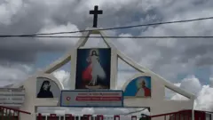 Igice cy'imbere cy'ahantu hasengerwa kiriho umusaraba n'amafoto