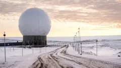 منظر لقاعدة بيتوفيك الفضائية (قاعدة ثولي الجوية سابقًا) في غرينلاند، غيرت القاعدة اسمها في وقت سابق من عام 2023. والسبب وراء الاسم الجديد هو أن القاعدة لم تعد مأهولة بأفراد من القوات الجوية الأمريكية، بل من قوة الفضاء الأمريكية