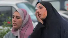 İki yaralı kadın Gazze Şehri'ndeki El Şifa hastanesinde tedavi olmak için bekliyor