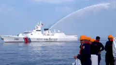 Kapal China menembakkan meriam air ke arah kapal Filipina di Laut China Selatan.