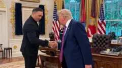 Усик тисне руку Трампу 