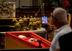 Homem fotografa papa Francisco em seu velório em Roma 