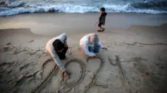 Пляж в секторе Газа в последний день 2023 года