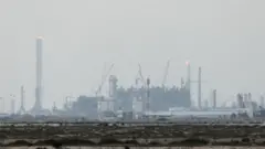 உலகின் மிகப்பெரிய இயற்கை எரிவாயு வயலைக் கொண்டுள்ள இரானின் தெற்கு பார்ஸ் மீது இஸ்ரேல் நடத்திய தாக்குதலைத் தொடர்ந்து, இரான் கத்தாரின் ராஸ் லஃபான் தொழில்துறைப் பகுதி மீது தாக்குதல் நடத்தியதில், கத்தாருக்குக் கணிசமான சேதம் ஏற்பட்டது.
