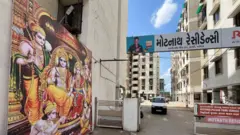 वडोदरा येथील मोटनाथ रेसिडेन्सीमध्ये मुस्लिम महिलेला घर देण्यास विरोध करण्यात आला.
