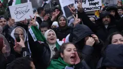 Suriye'de Esad yönetiminin devrilmesini kutlamak için toplanan Suriyeliler 8 Aralık 2024'te Almanya'nın Berlin kentinde bir araya geldi. 