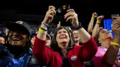 Simpatizantes de Kamala Harris en un mitin de la candidata demócrata en Erie. 