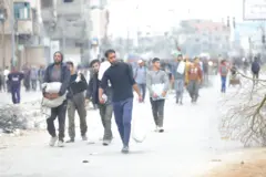 فلسطينيون يحملون مساعدات