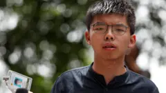 黃之鋒在香港立法會大樓外向媒體記者講話（2/7/2019）