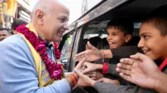 जंगपुरा सीट पर प्रचार के दौरान स्कूली बच्चों से मिलते मनीष सिसोदिया