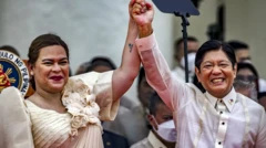 سارا دوترته و فردیناند مارکوس جونیور به علامت پیروزی دست یکدیگر را بالا برده‌اند