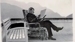 هیتلر در حال خواندن برگه ای در دست دارد