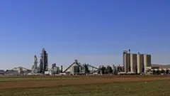 Vista da fábrica de cimento da Lafarge Cement Syria (LCS) em Jalabiya, no norte da Síria