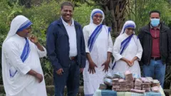 ብኣቶ ሰልጠነ ግርማይ ዝተኣኻኸበ ሓገዝ ገንዘብ ናብ ተጠቐምቲ እንትበጽሕ። 