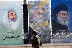 ملصق في أحد شوارع العاصمة اليمنية صنعاء للأمين العام لحزب الله حسن نصر الله والقائد السابق لفيلق القدس بالحرس الثوري الإيراني، قاسم سليماني، وأحمد ياسين مؤسس حركة حماس