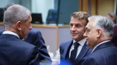Премьер-министр Чехии Андрей Бабиш (слева), президент Франции Эмманюэль Макрон (в центре) и премьер-министр Венгрии Виктор Орбан (справа)
