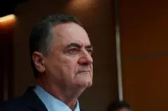 Israel Katz, um homem branco idoso de sobrancelhas franzidas