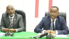 Umushikiranganji w'Uburundi ajejwe ikigega c'igihugu Audace Niyonzima (i buryo) na mugenziwe w'ubutare, agataka n'amasaoko ntanganguvu bishura Ibrahim Uwizeye ibibazo vy'inama nshingamateka, Bujumbura ku wa 25 Nyakanga 2024