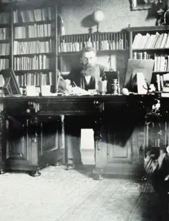Theodor Herzl sentado em seu escritório em Viena por volta de 1900
