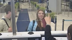 Eylem Tok ve oğlu Timur Cihantimur'un gümrükten geçerken görüntüsü.