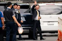 อดีตนายกฯ ทักษิณ ชินวัตร โบกมือทักทายประชาชนและสื่อมวลชน ก่อนร่วมฟังคำพิพากษาศาลอาญา คดีมาตรา 112