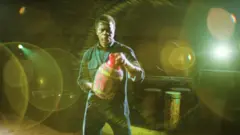 Paulinho durante uma das cenas do documentário