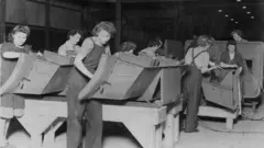 عاملات مصنع فورد خلال الحرب العالمية الثانية.
