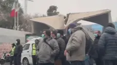 ماموران مقابل سردر دانشگاه تهران