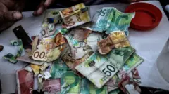 Un manojo de billetes desgastados sobre una mesa.