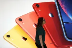 Žena ispred reklame za Apple