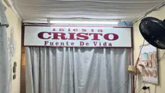 Placa e cortinas na igreja Cristo Fuente de Vida