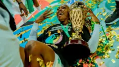 Umukinnyi wa Nigeria yishimira igikombe