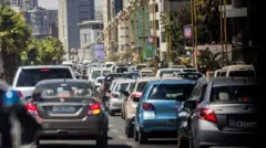 መኪኖች በአዲስ አበባ ጎዳና ላይ 