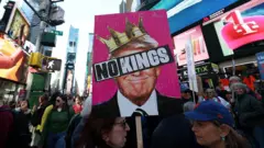 18 Ekim'de New York'ta yapılan eylemde kafasında kral tacı bulunan Trump görseli taşıyan insanlar 