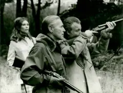 Escena de la película alemana sobre la reunión Escocia, donde se ve al actor que interpreta a Henri Deterding (izq) y a Walter Teagle apuntando con su escopeta.