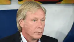 Головний тренер ФК "Динамо" Олексій Михайличенко спостерігає за матчем Ліги Європи УЄФА між "Динамо" та "Мальме" в Києві, 19 вересня 2019 року