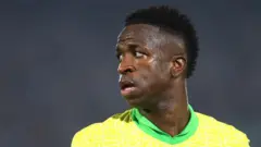 Vini. Jr usando uniforme da Seleção