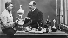 தனது உதவியாளருடன் டாக்டர் வான் பெர்க்மேன்