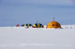 Quatro barracas de acampamento no gelo
