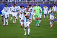 Lionel Messi camina hacia la cámara con todo el equipo argentino atrás.